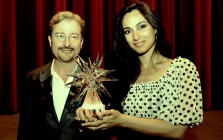 Preisstifter und Artdeluxe-CEO Robert Hofferer mit Asli Bayram  l Foto Stanislaw Zelasko